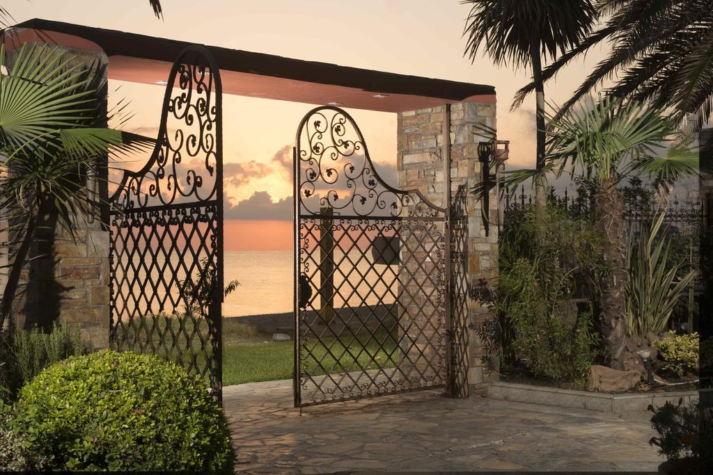 Efharis Beachfront Villa Platamonas Esterno foto
